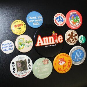 3/$28❤️vintage 70s ANNIE A NEW MUSICAL + dozen mixed lot vintage pinbacks badges